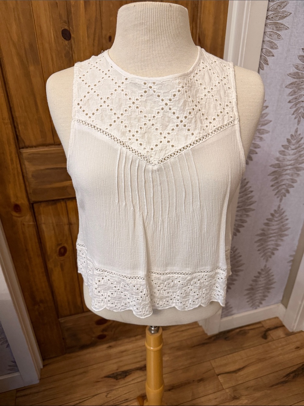 Women’s White Lace Trim Sleeveless Tank Top
